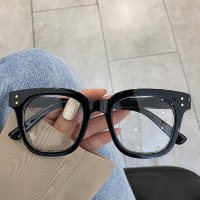 두꺼운 뿔테 안경 도수없는 안경프레임 개성있는 코디