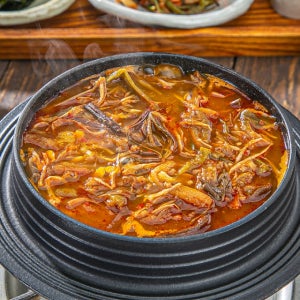 직접 키운 한우로 만든 얼큰푸짐한 한우 육개장