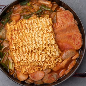 3가지 맛 수제 소시지 폭탄 송탄식 부대찌개 740g(2-3인분)