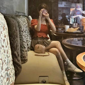 스퀘어넥 꽃무의 스모크 반팔 퍼프 프릴 크롭 블라우스, 킨예(KINYE)