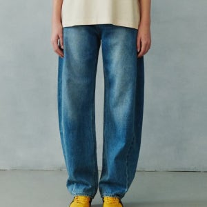 [플랙 우먼] 커브드 테이퍼드 데님팬츠 M71 미드블루 PJTH5TNM715MI1