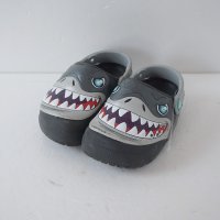 크록스 CROCS 샤크프린팅 키즈 샌들 다크그레이 155