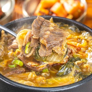 가마솥에 끓인 얼큰한 소고기국밥