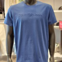 Calvin Klein Jeans CK진 남성 레귤러 핏 엠보 로고 반팔 티셔츠 J323262-C5G