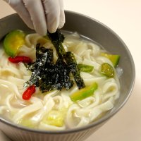 사골 특제육수로 국물맛이 일품인 바지락 칼국수 1인분 200g