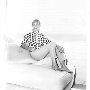 소파에 포즈를 취한 조앤 우드워드 1960년대 8X10 사진