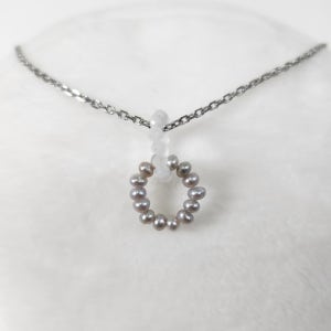 가을달 화이트문 원석 그레이 담수진주 써지컬 목걸이, 헤밍글로브(Heminglobe)