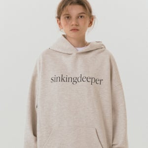 싱킹디퍼 Serif Logo Hoodie / Ecru
