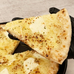 치즈 폭포 이탈리아 정통 수제 콰트로포르마지 피자 1판 (24-26cm 2인분)