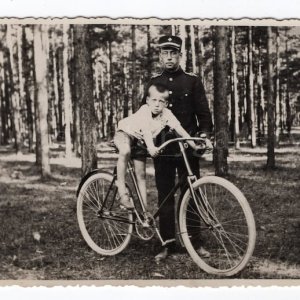 자전거를 탄 소년 1920년대 빈티지 사진