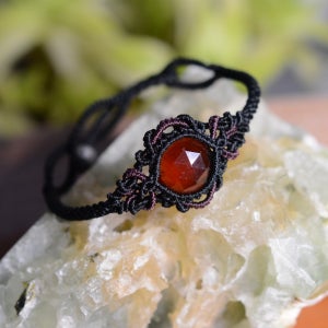 1월의 탄생석 가넷 마크라메 매듭 팔찌, 마디네 MADIINE