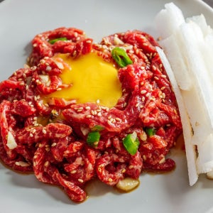 갓 도축하여 신선하고 고소한 한우암소 육회 200g (1-2인분)