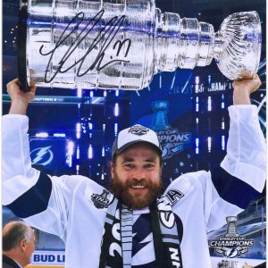 VICTOR HEDMAN TAMPA BAY LIGHTNING 2020 STANLEY CUP CHAMPIONS 사인 8 X 10 레이징 컵 사진 - NHL 사인 사인