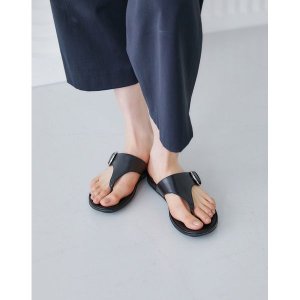 [핏플랍]  올블랙 버클장식 레더 여성 낮은굽 슬리퍼 FFSO2E318BB