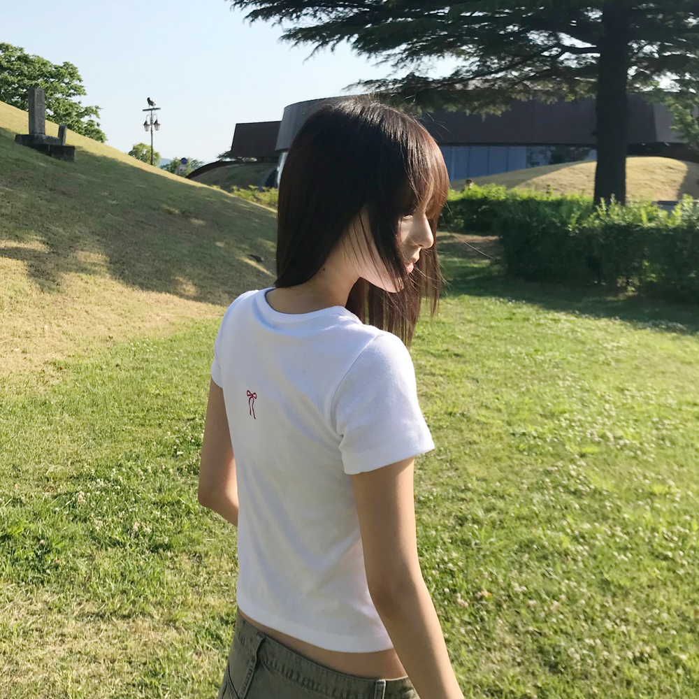 [론론] BACK RIBBON HEART SLIM CROP T SHIRTS (2color)