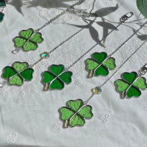 스테인드글라스 네잎클로버썬캐쳐 차량용 룸미러걸이 키링, 유리사이 스테인드글라스