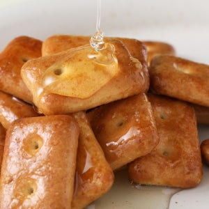 파사삭 씹는 식감이 즐거운 추억의 간식 꿀건빵 세트 80g 8봉지