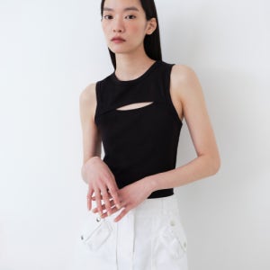 [무신사 스탠다드 우먼] 우먼즈 프론트 컷아웃 탱크 탑 [블랙] MWDTE3Z12-BK