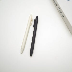 플라스틱 젤펜 0.5mm   /  블랙 심 아이코닉 디자인  소프트 필기감이 좋습니다  4772