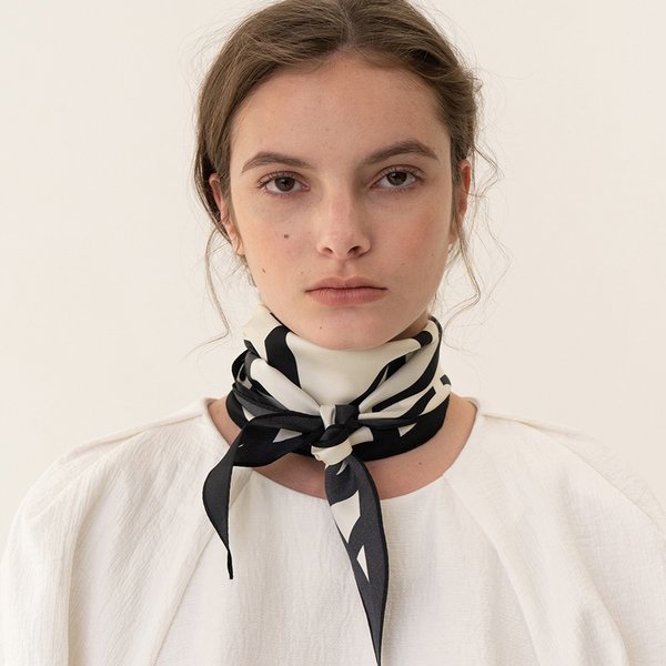 킨더살몬 ESSENTIAL Silk 100 Scarf 01