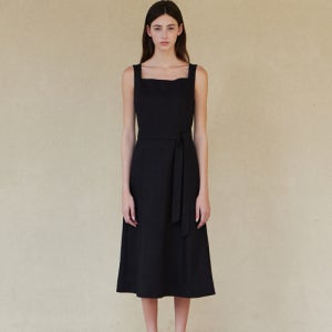 [스텝어라운드] Square neck sleevless onepiece_BLACK SA24SMOP02BK