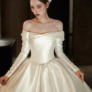 화이트 새틴 긴팔 벨라인 웨딩촬영 드레스 컨셉사진 교복 학생복