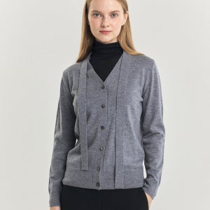 [헤지스 여성] [반값세일][울100] 라이트그레이 워셔블 타이 장식 브이넥 가디건 HSSW4DP71G2