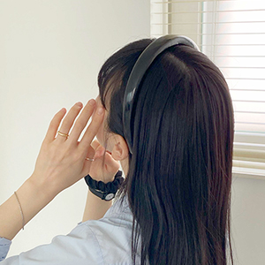 블랙 에나멜 머리띠 헤어밴드