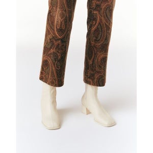 [아떼바네사브루노 슈즈]  로더 아이보리 절개라인 양가죽 캐주얼부츠 (굽높이 : 5cm/볼넓이 : 8.3cm) VKSO2F983IV