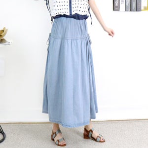 여심자극 라이트 블루 데님 하프 플리츠플레어 라인 양옆 리본 롱 밴딩 스커트[청치마 주름 A라인 연청 허리 밴드 고무줄 긴 봄 여름 가을 데일리룩 여행룩 나들이룩 휴양지룩 바캉스룩