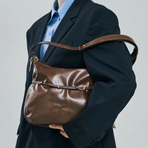 [헤지스 액세서리] [반값세일][벨트백] 벨트 디테일 브라운 샤이니 호보 숄더백 M HIBA4FE79W2