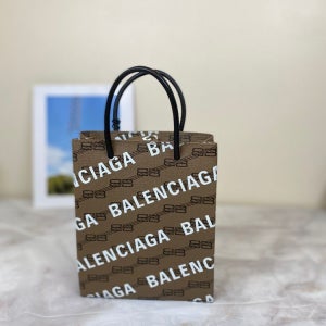 발렌시아가 라지 브라운 PVC 레더 토트백 693805 210H9 2769 BB 네임 모노그램 캔버스 폰 홀더 크로스백 BROWN 49996902