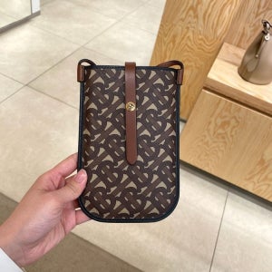 버버리 ANNE TB 모노그램 캔버스 폰 크로스백 BRIDLE BROWN 80265881
