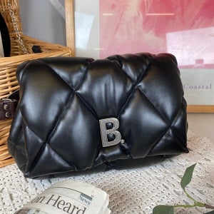 발렌시아가 B 로고 터치 퍼피 퀼팅 클러치백 블랙 BLACK 619450