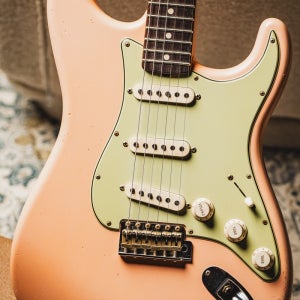 [2026 신년세일! (~1/31까지)] Fender MBS(Masterbuilt) 1963 Strat Relic-Shell Pink w/Handwound Master Design