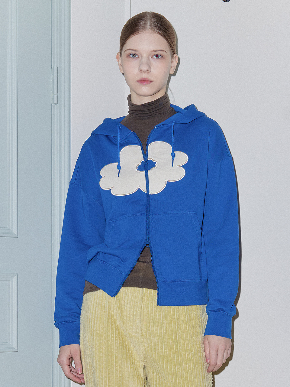 [데이지신드롬] FLORAL CROPPED HOODIE ZIP-UP blue