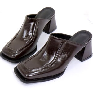 슈어홀릭 레드브라운 스퀘어토 뮬 슬라이드 펌프스(230~250사이즈까지)[통굽 뮬 구두 미들힐 가죽 슬리퍼 키높이 힐 봄 가을 발 편한 수제화 명품보세 고급 브랜드 디자이너 데일리