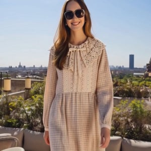 누구보다 사랑스러운 베이지 체크 레이스 카라반오픈 하이웨이스트 루즈핏 롱 원피스[프린세스걸 패턴 긴팔 박시 박스 면 리본 버튼 단추 봄 가을 고급 명품보세 데일리룩 여행룩 편한 브