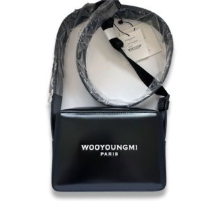 우영미 로고 스퀘어 미니백 블랙 W241BA03 632B
