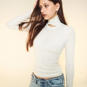 르네즈미아 Diamond Slit Wool Turtleneck Ivory