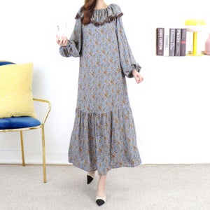 노블 블루 페이즐리 레이스 트리밍 프릴넥루즈핏 롱 원피스[긴팔 패턴 나염 배색 박시 박스 셔링 부드러운 면 디자이너 봄 가을 고급 명품보세 데일리룩 여행룩 편한 브랜드 러블리 날씬