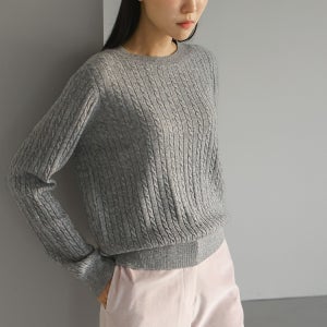 캐시 블렌디드 케이블 라운드 니트 탑