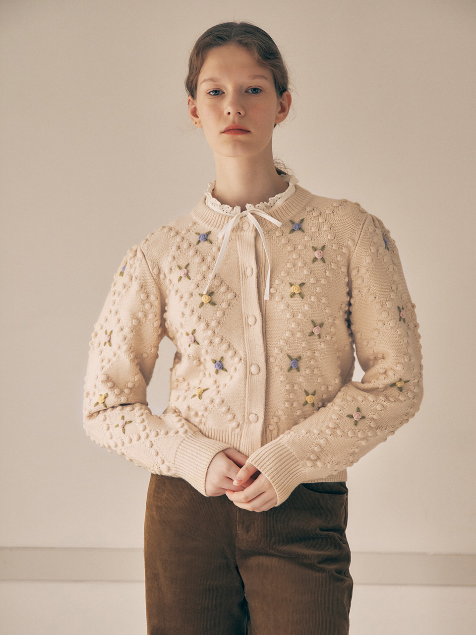HAND FLOWER POMPOM CARDIGAN IVORY