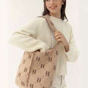 [헤지스 액세서리] [반값세일][FOLDI] 베이지 로고패턴 울혼방 니트 숄더백 HIBA4F781I2