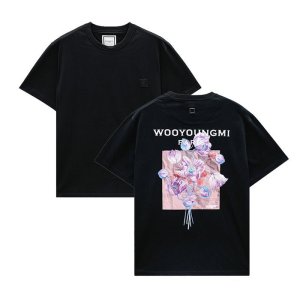 우영미 플라워 백로고 라운드 남성 반팔 티셔츠 블랙 W243TS05708B