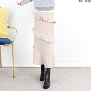 여심자극 베이지 프릴 사선 티어드H라인 니트 밴딩 롱 스커트[캉캉 일자 허리 밴드 고무줄 긴치마 부드러운 봄 가을 겨울 고급 브랜드 편한 명품 원단 보세 데일리룩 디자이너 여행룩 