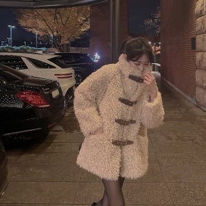 몬드 뽀글이 버클 자켓(겨울 아우터 겨울아우터 뽀글이 버클 버클자켓 뽀글이퍼 퍼자켓 하프기장 미디기장 데이트룩 겨울신상 연말룩 격식룩 모임룩)