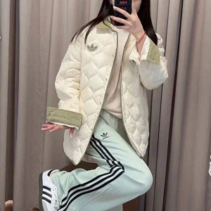 아디다스 오리지널스 경량 패딩 로고 자켓 화이트