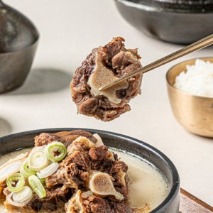 진한 사골 육수의 푸짐한 한우 소꼬리곰탕 1200g(2인분) 1팩