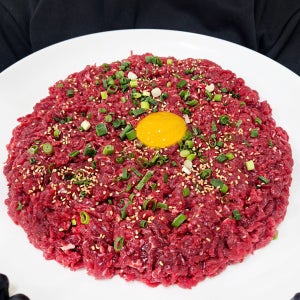 얇게 썰어 부드럽게 씹히는 당일 작업 한우 육회 200g(1~2인분)